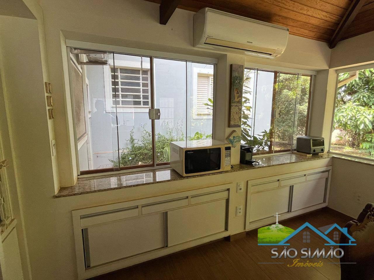 Chácara á venda em São Simão-SP com 5 quartos sendo 2 suítes.