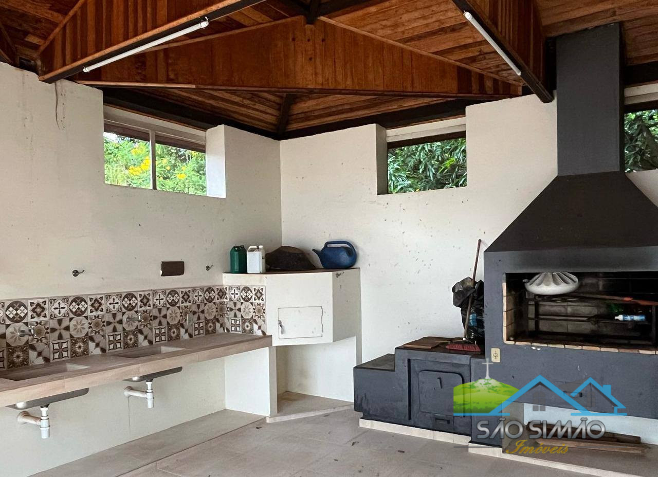 Chácara á venda em São Simão-SP com 5 quartos sendo 2 suítes.