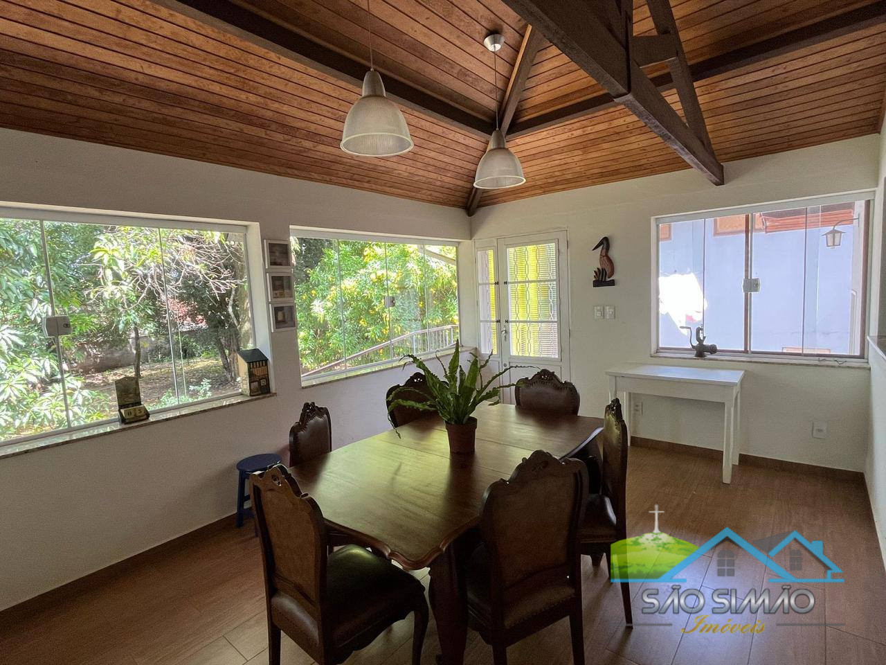 Chácara á venda em São Simão-SP com 5 quartos sendo 2 suítes.