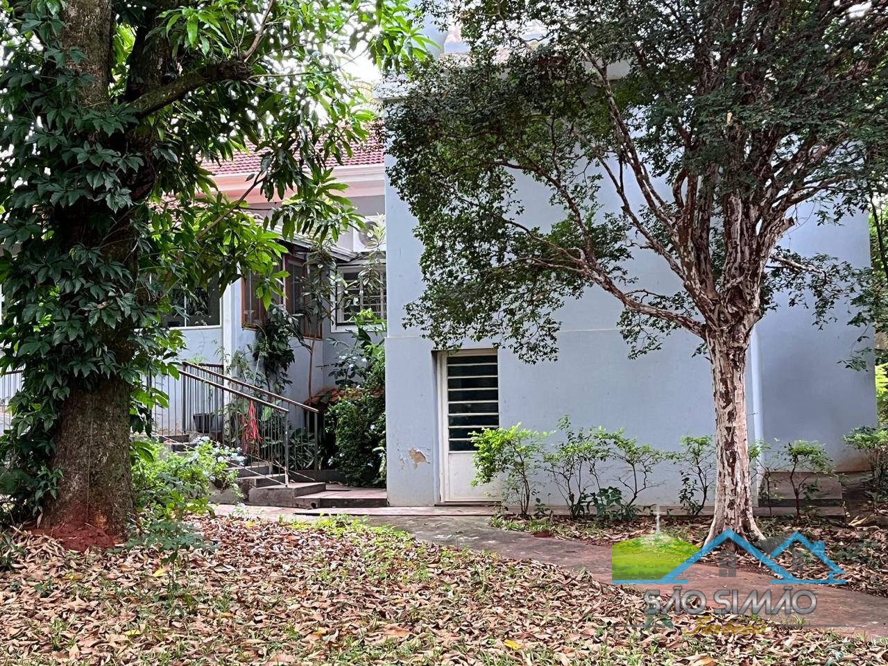 Chácara á venda em São Simão-SP com 5 quartos sendo 2 suítes.