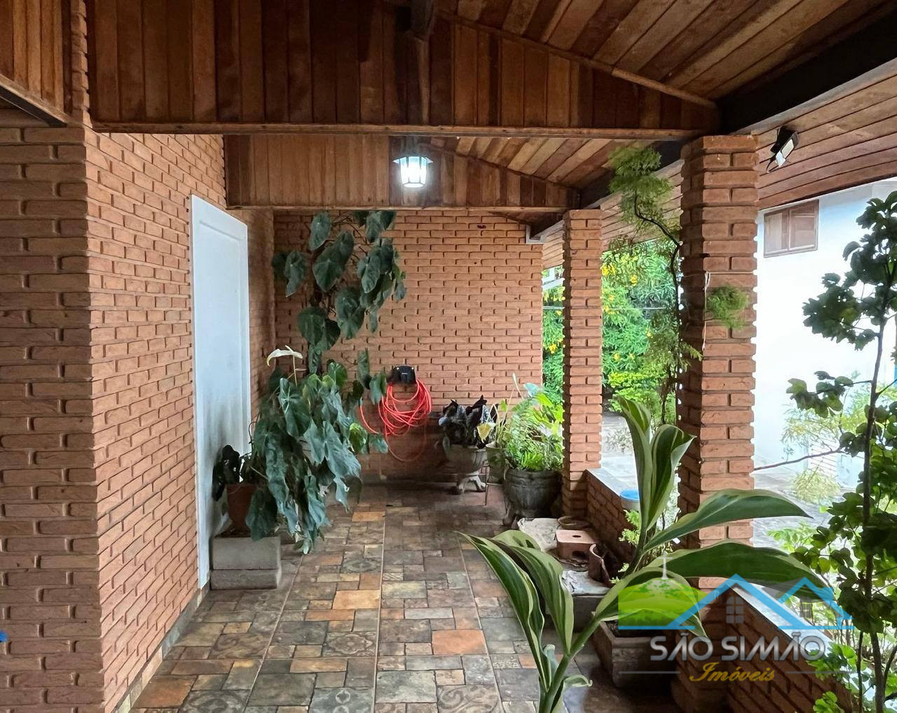 Chácara á venda em São Simão-SP com 5 quartos sendo 2 suítes.